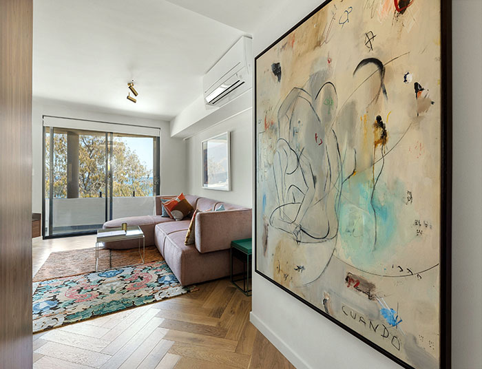 Self-Managing Your Airbnb vs. Hiring a Management Company – What’s Best for You?